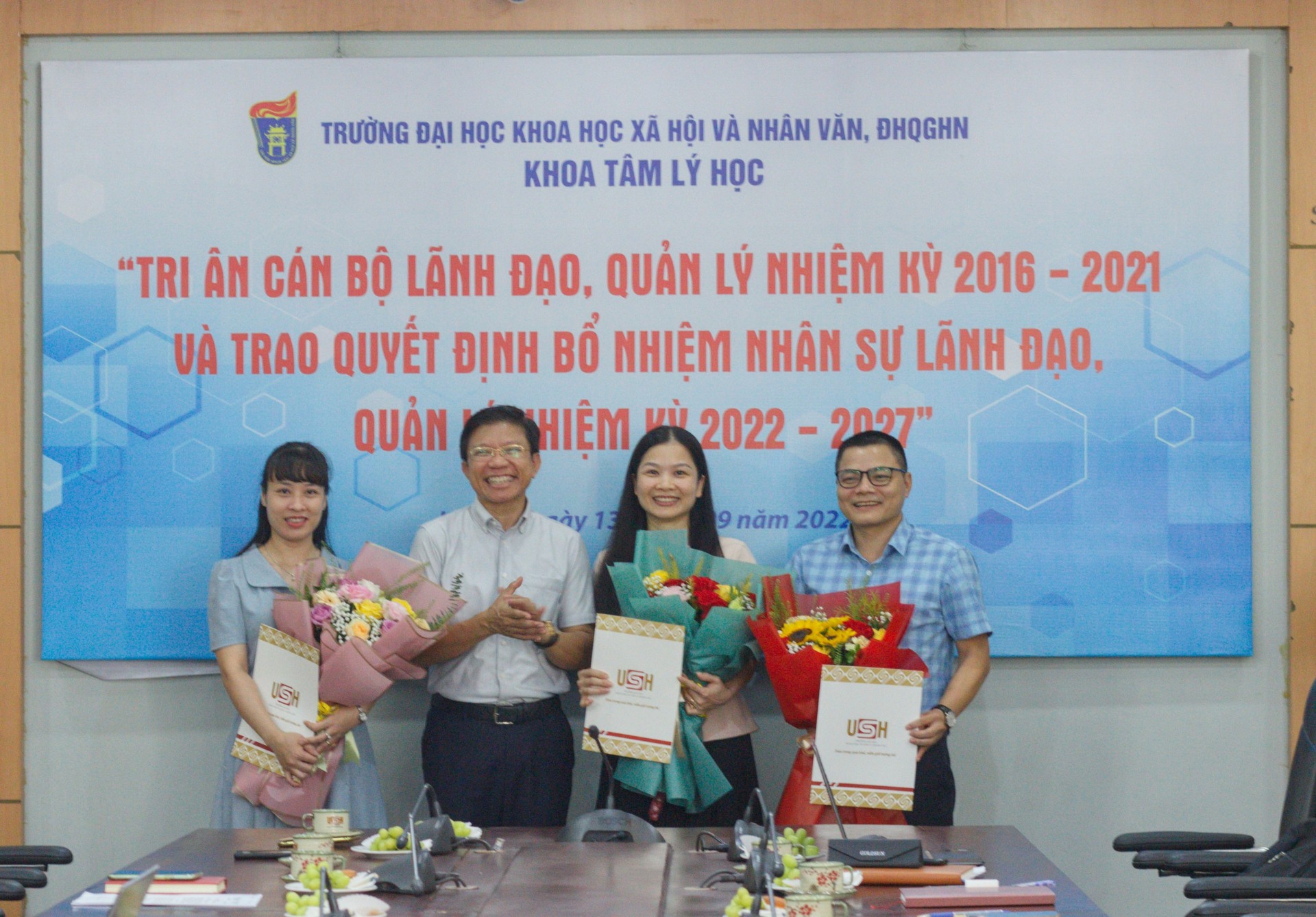 GS.TS. Hoàng Anh Tuấn trao quyết định cho đội ngũ lãnh đạo khoa nhiệm kỳ 2022 - 2027