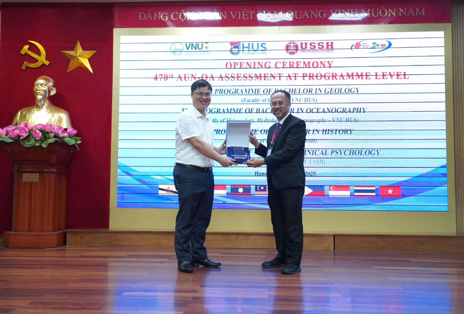 Đại diện ĐHQGHN trao tặng quà lưu niệm tới Đoàn đánh giá ngoài theo tiêu chuẩn AUN-QA lần thứ 470