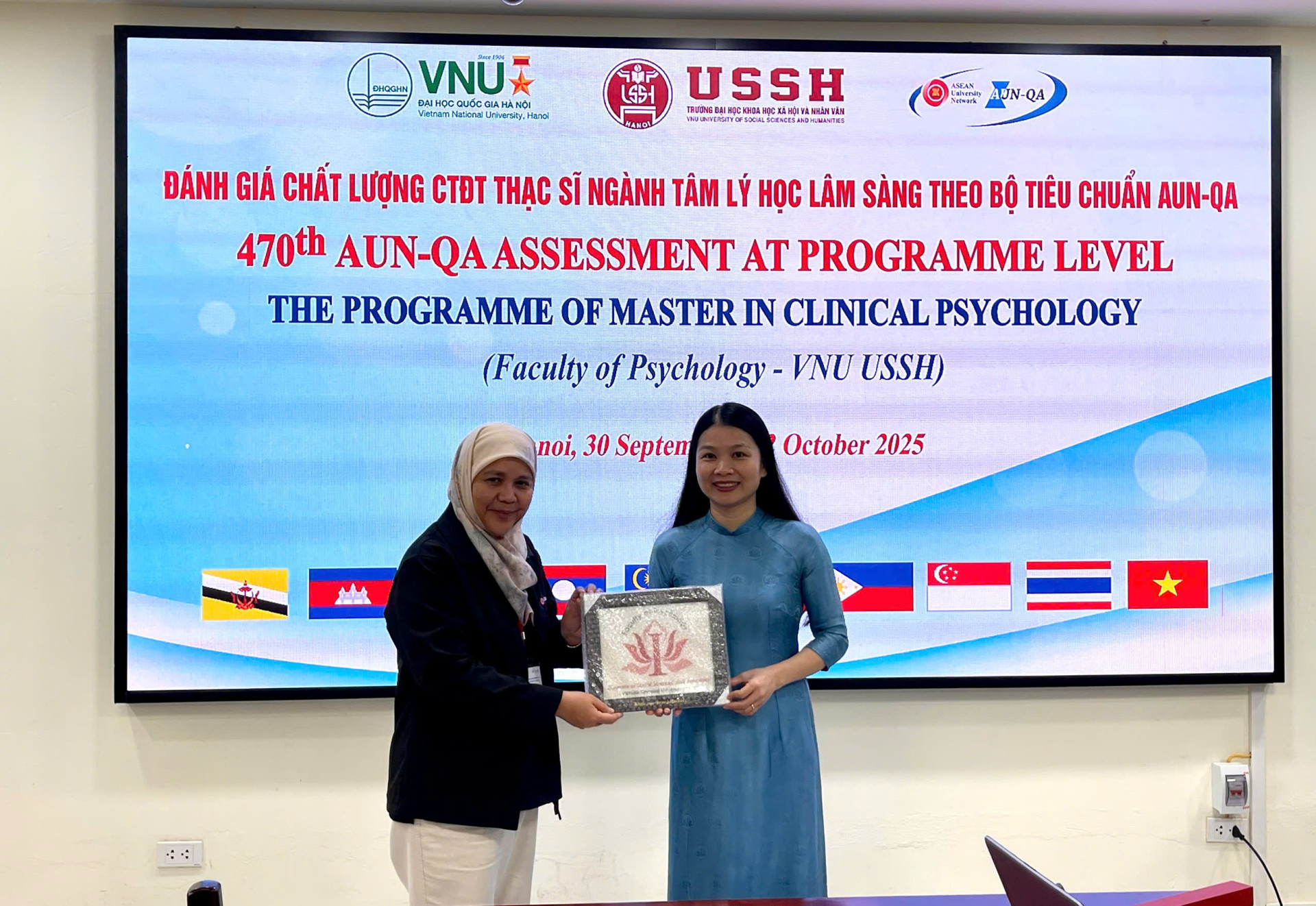 PGS.TS. Trịnh Thị Linh_Trưởng khoa Tâm lý học tặng quà cảm ơn thành viên đoàn đánh giá 