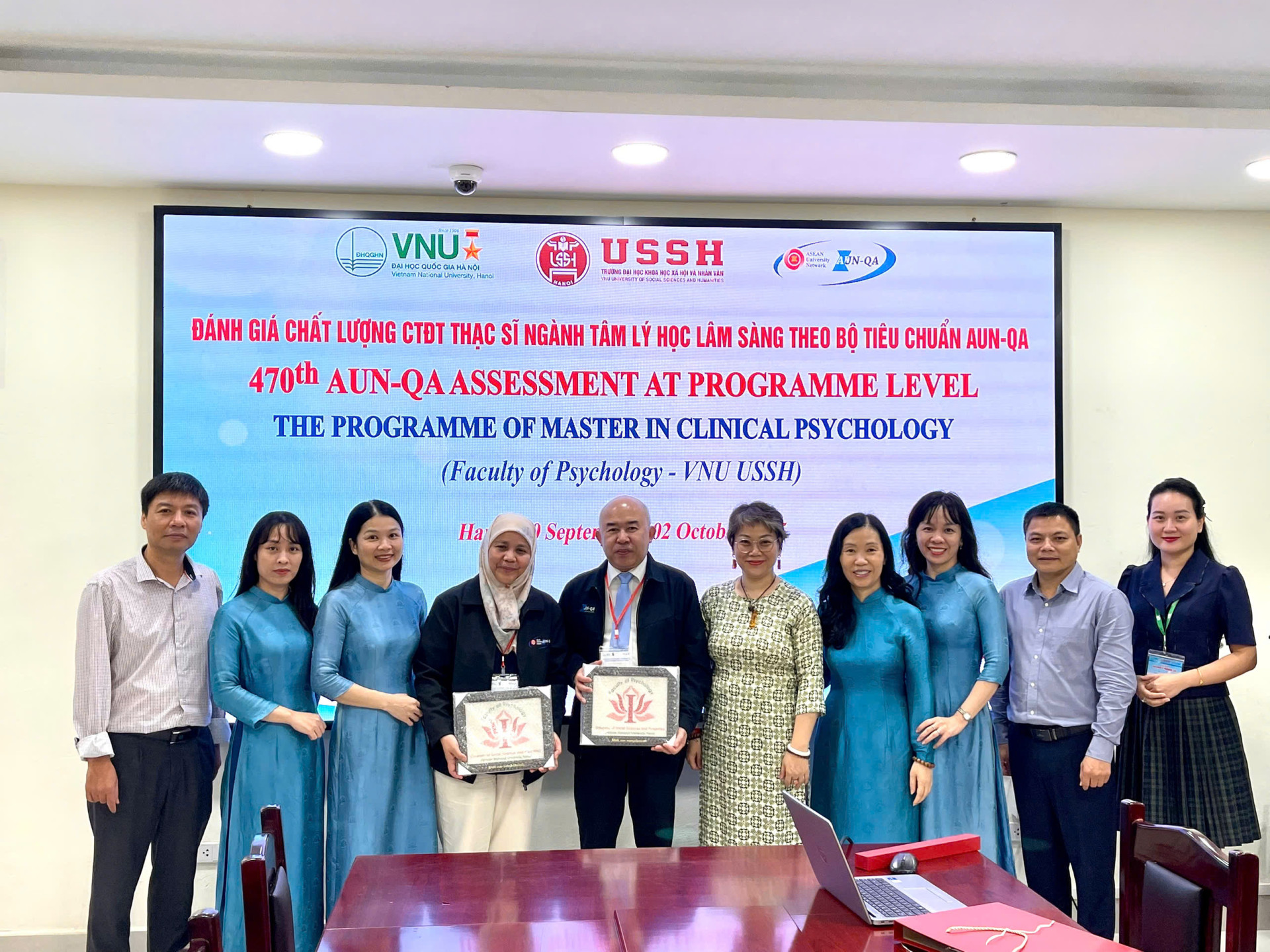 Đoàn đánh giá ngoài và ban lãnh đạo, giảng viên khoa Tâm lý học